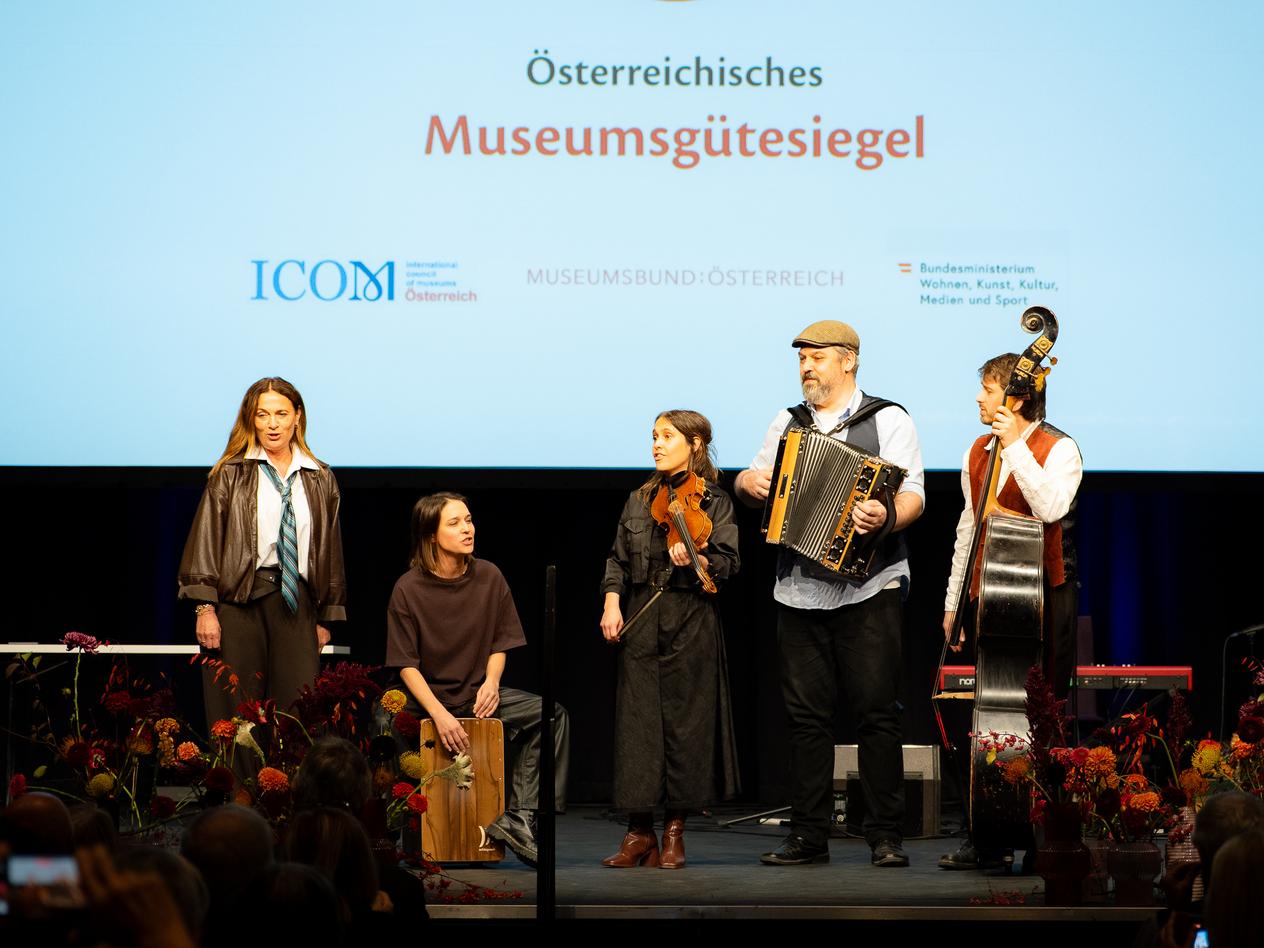 Quartett für pannonische Volksmusik, Pop und Jazz Idemo