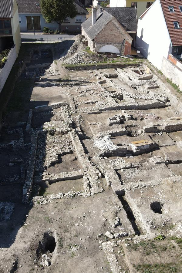 Drohnenaufnahme der Grabungsfläche im Ortskern von Müllendorf.