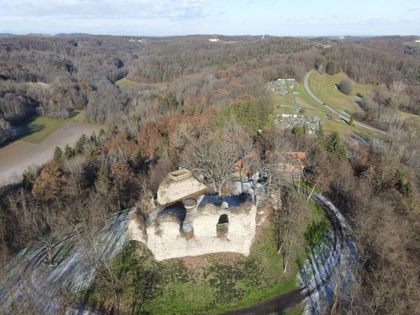 Flugaufnahme der Burgruine Dobra in Neuhaus am Klausenbach