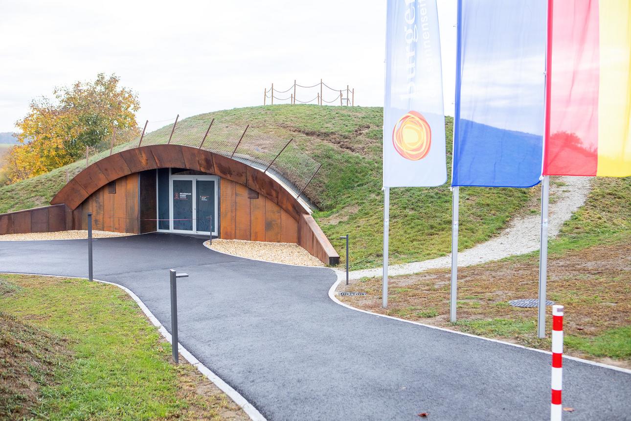 Multimedia-Besucherzentrum beim Hügelgräberfeld Schandorf