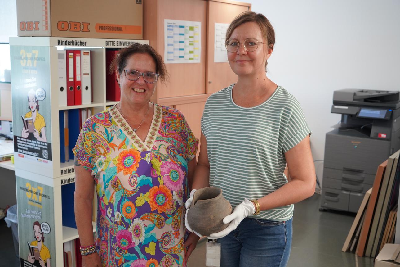 Alexandra Moshammer und Judith Schwarzäugl bei der Schenkung