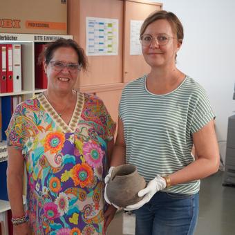 Alexandra Moshammer und Judith Schwarzäugl bei der Schenkung