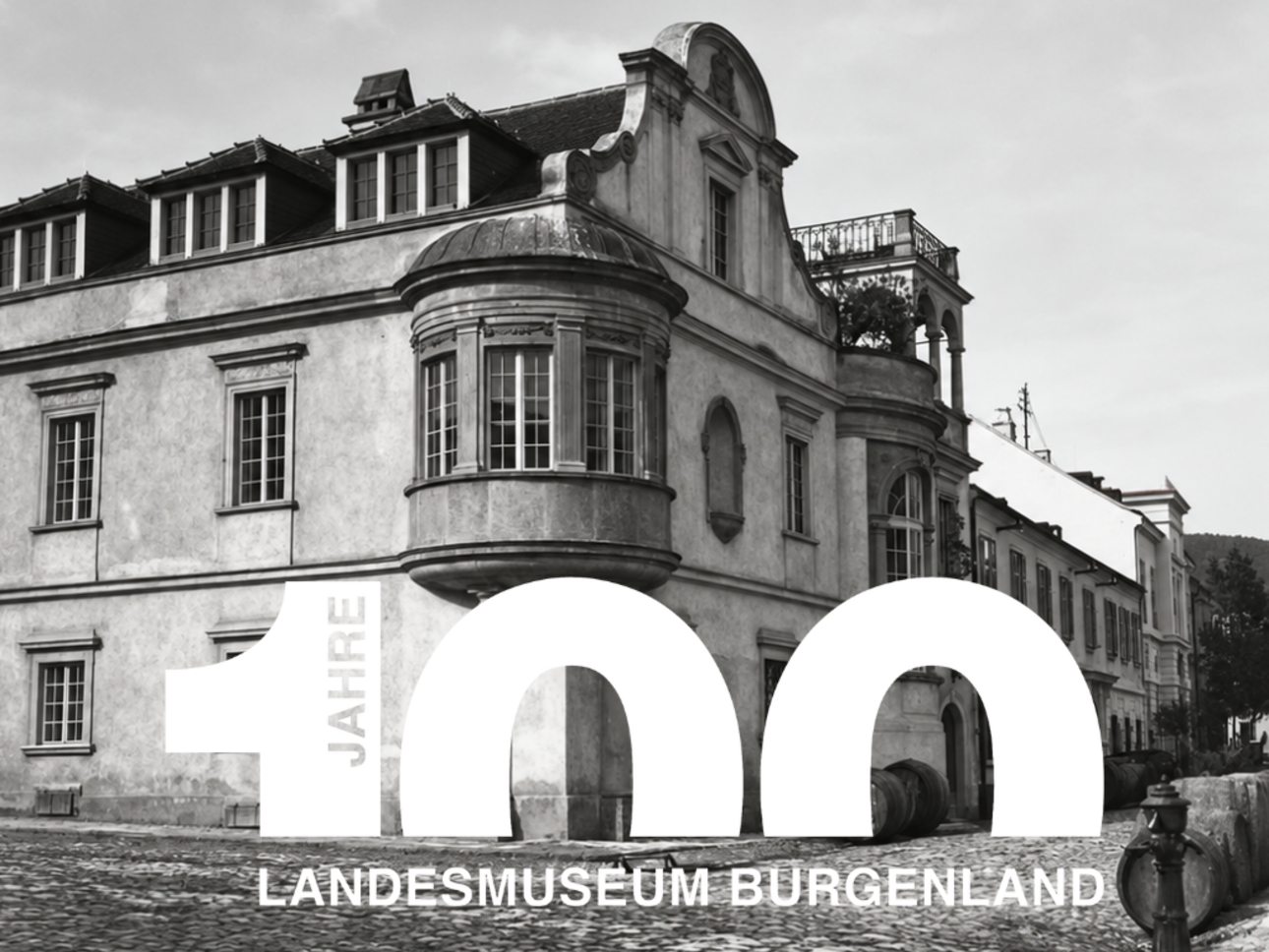 100 Jahre Landesmuseum Burgneland Logo mit Bild des Landesmuseums in der Museumgasse in schwarz/weiß