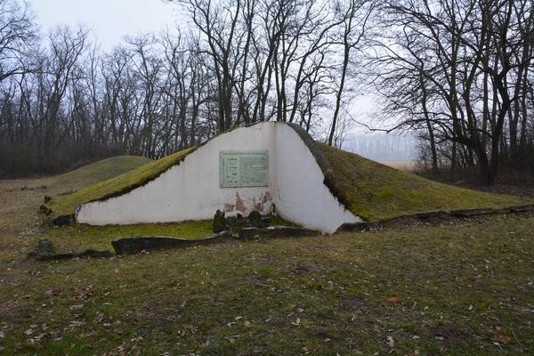 Stilisierte Rekonstruktion des Hügel 1 im Freilichtmuseum Stilisierte Rekonstruktion des Hügel 1 im Freilichtmuseum