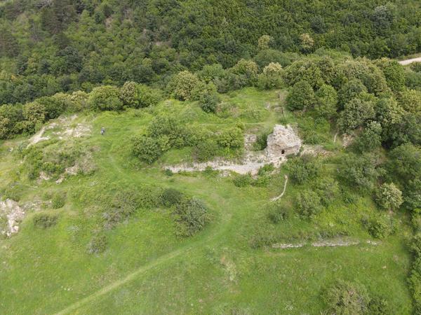Heute sind nur wenige Mauerreste der mittelalterlichen Burg von Hornstein sichtbar Heute sind nur wenige Mauerreste der mittelalterlichen Burg von Hornstein sichtbar