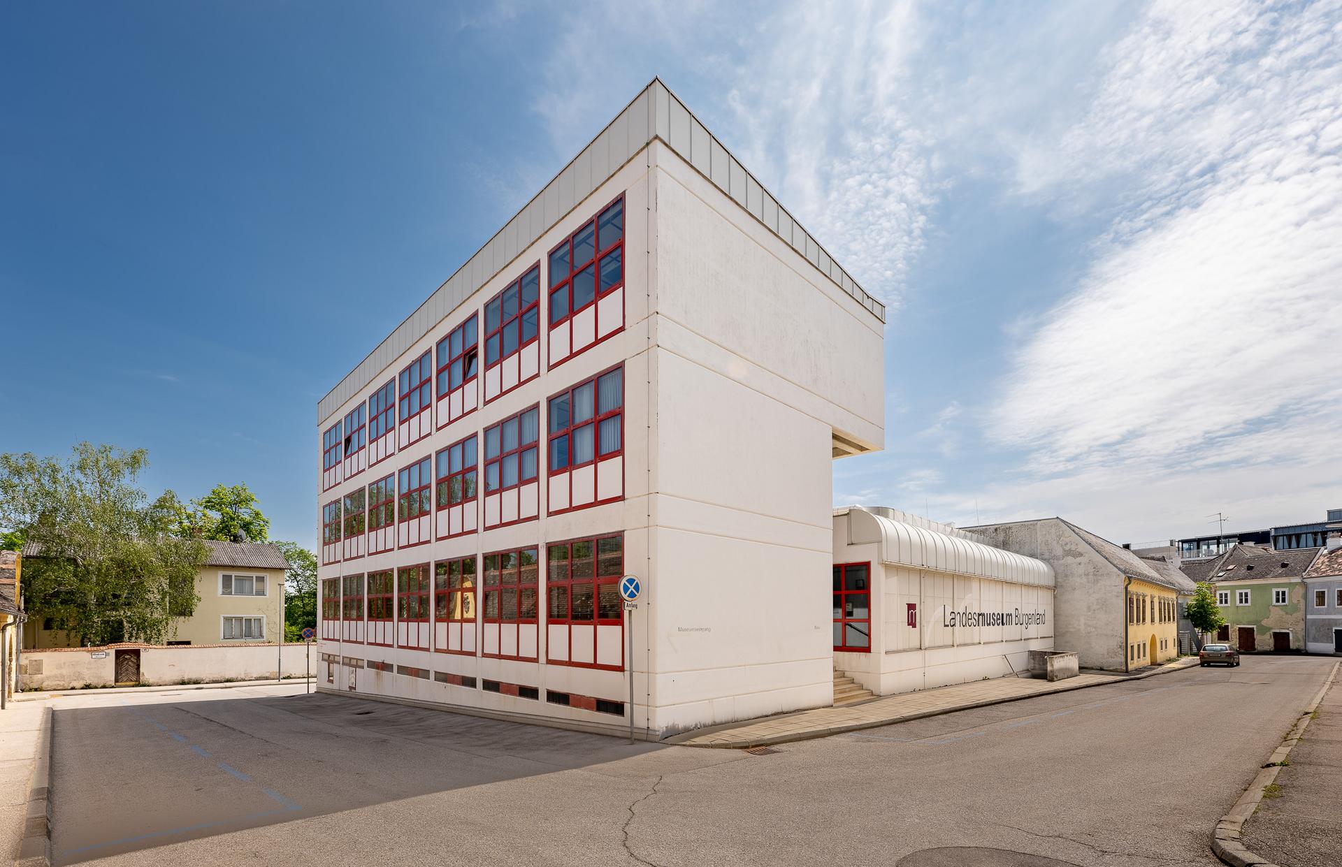 aktuelle Außenansicht Landesmuseum Burgenland - Verwaltungstrakt