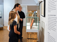 Familie in der Ausstellung im Leinner-Haus Eisenstadt