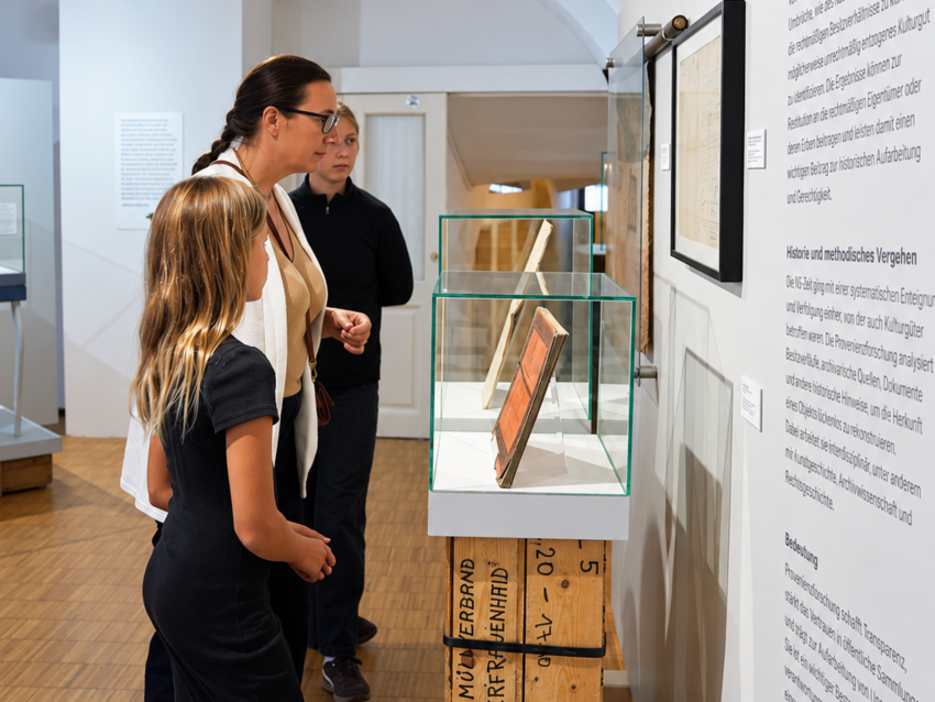 Familie in der Ausstellung im Leinner-Haus Eisenstadt