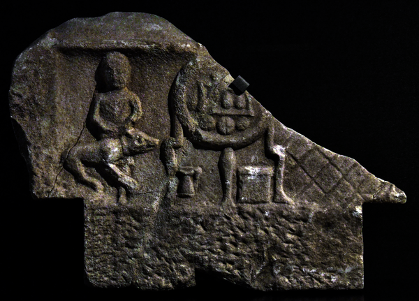 Die Grabstele von den Thörwiesen in Wolfau mit der Darstellung eines Totenmahls