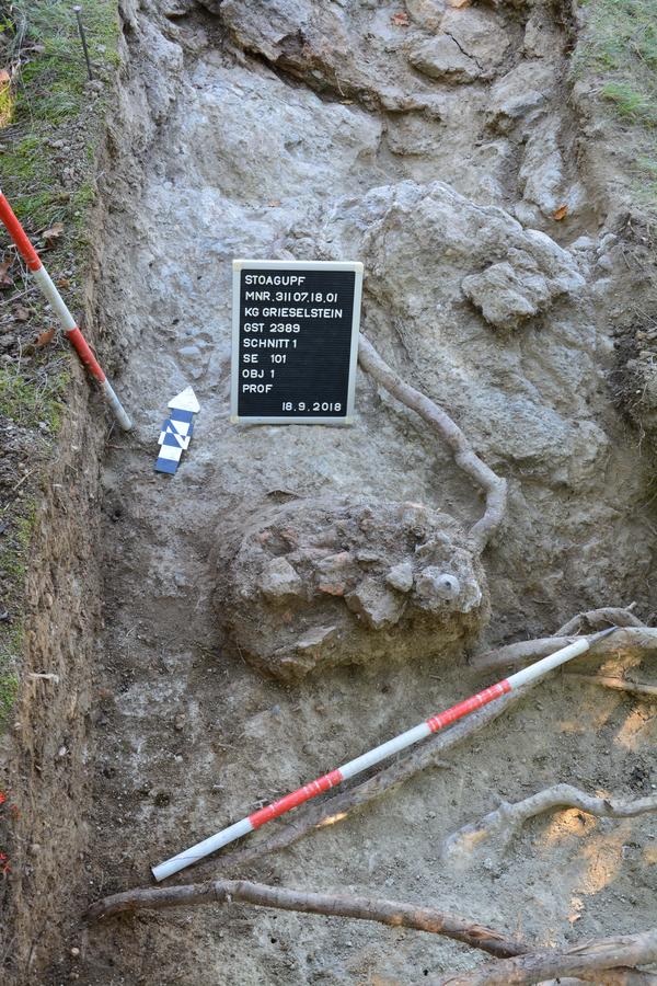 Ofenreste auf dem Gipfelplateau des Stoagupfs