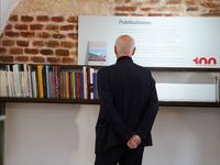 Besucher in der Ausstellung im Leinner-Haus Eisenstadt
