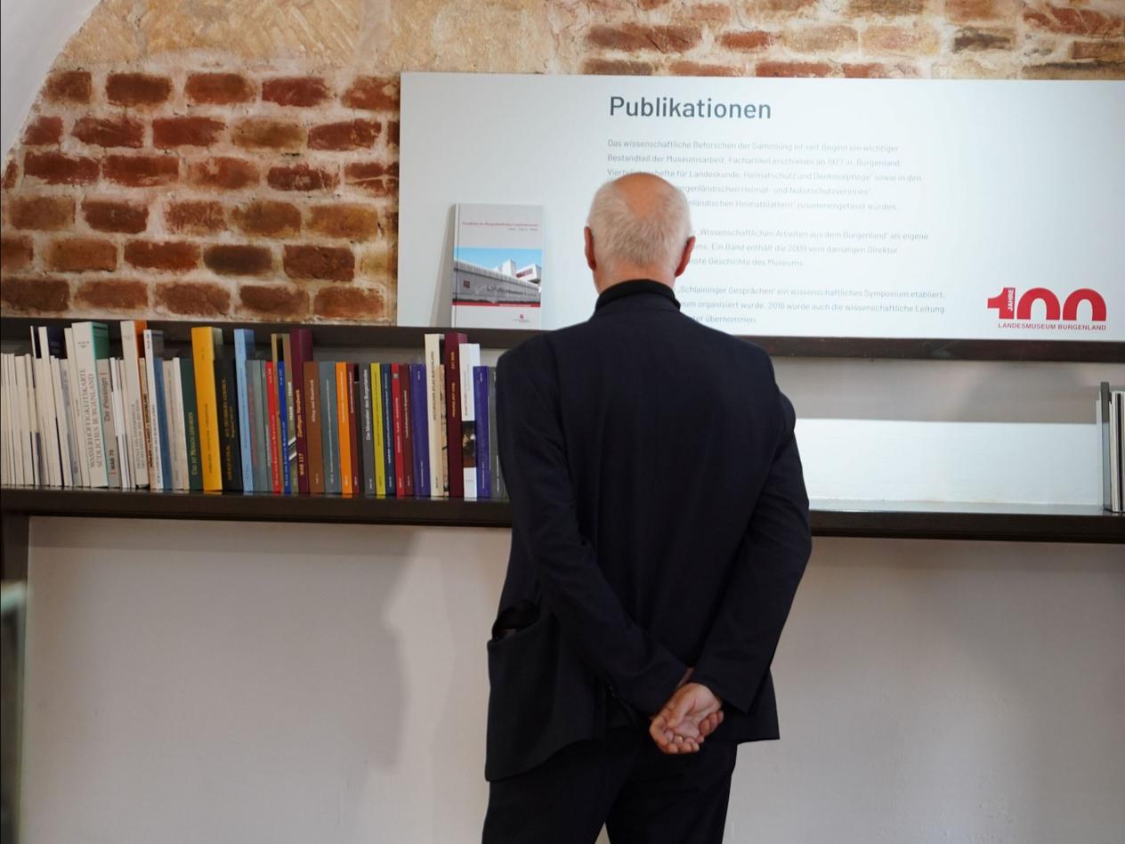 Besucher in der Ausstellung im Leinner-Haus Eisenstadt
